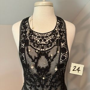 Long gold/pearl necklace.